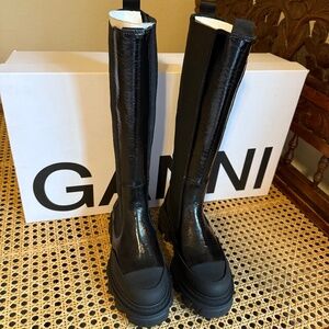 Brand NEW Ganni Chelsea boots, size 5